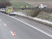 Neben der Strasse gelandet ist auf der Autobahn A2 in Dagmersellen LU eine Frau nach einer Kollision mit einem Lieferwagen. (Bild: Luzerner Polizei)