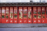 Das frisch renovierte Depot Ost der Milizfeuerwehr raubt Anwohnern den Schlaf. (Bild: Urs Bucher)