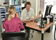 Die erste Präsidentin des Ärztevereins Werdenberg/Sarganserland in ihrer Praxis; Küngolt Bietenhard gibt ihren Patienten auch gerne Tipps zur gesundheitlichen Prävention. (Bild: Heidy Beyeler)