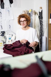 Janine Grubenmann designt in ihrem Atelier Slow Fashion. (Bild: Mareycke Frehner)
