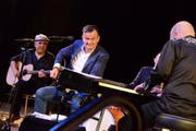 Der improvisierte Ersatz entpuppt sich als eigentlicher Höhepunkt: Philipp Fankhauser und Band zelebrieren den Blues. (Bilder: Christine Gregorin)
