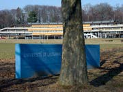 Im Gebäude der Unithèque in Lausanne haben unbekannte Vandalen ein Werk der Zerstörung angerichtet. Rund 50 Computer wurden zerstört. (Bild: KEYSTONE/LAURENT GILLIERON)