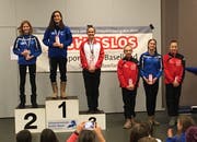 Zwei Flöserinnen des Synchro-Teams Jugend 2 präsentierten sich zum Saisonauftakt am Basler Pflichtcup bereits in guter Verfassung: Nadine Klauser (links) durfte als Zweitbeste des Wettkampfs gar aufs Podest steigen, Jessica Jütz (rechts) wurde Fünfte. (Bild: PD)