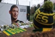 Fans legen in Nantes, wo Fussballer Emiliano Sala vor seinem Wechsel nach Wales spielte, Blumen nieder. (Bild: EPA/EDDY LEMAISTRE)