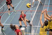 Die Neuenkircherin Marlen Bachmann (Bildmitte) spediert den Ball in die Platzhälfte der Therwilerinnen. Bild: Nadia Schärli (Neuenkirch, 26. Januar 2019)