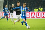 Fabian Lustenberger (rechts) im Zweikampf mit Michael Gregoritsch vom FC Augsburg. (Bild: Uwe Koch/Freshfocus, 18. Dezember 2018)