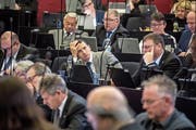 Die Finanzdebatte strengte die SVP-Kantonsräte Marcel Zimmermann (Bildmitte links) und Reto Frank an. (Bild: Nadia Schärli (28. Januar 2019))