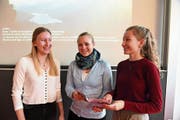 Anja Rohrer (links) und Selina Stockmann (rechts) mit Désirée Blättler von Obwalden Tourismus. (Bild: Romano Cuonz (Sarnen, 12. Dezember 2018))