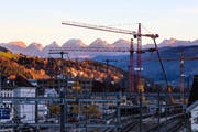 In Wattwil führten die gute Wirtschaftslage, der rege Immobilienhandel und die stabile Bevölkerungsentwicklung zu höheren Steuererträgen. (Bild: Ralph Brühwiler)
