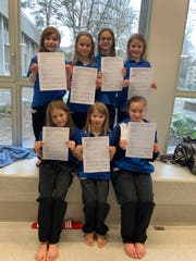 Test bestanden: Luisa Furlan, Laila Dirks, Lena Nutt (vorne von links), Luisa Beggiato, Mirjam Andenmatten, Ilea Klauser sowie Jule Marie Kirschbaum (hinten von links). (Bild: PD)