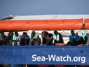 Migranten an Bord des deutschen Rettungsschiffs «Sea-Watch 3». (Archibild) (Bild: KEYSTONE/AP/SALVATORE CAVALLI)
