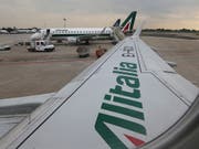 Die Lufthansa bietet um die angeschlagene italienische Fluggesellschaft Alitalia mit. (Bild: KEYSTONE/AP/LUCA BRUNO)