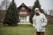 Autor Hanssepp Wespi vor dem «Trautheim» in der Nähe des Bahnhofs, das dem Abriss geweiht ist. (Bild: Dominik Wunderli, Malters, 28. Januar 2019)