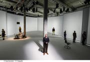 Die St.Galler Inszenierung fand im weissen Halbkreis auf ausgeräumter Bühne in der Lokremise statt. (Foto: Tanja Dorendorf / T+T Fotografie)