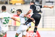 Alain Wiss (Mitte) setzt sich gegen Luganos Alexander Gerndt durch. (Bild: Francesca Agosta/KEY)