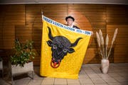 Der Urner-Verein Luzern steht vor seiner Auflösung. Paul Furger, Präsident des Vereins, posiert mit der Urner Vereinsflagge. (Bild: Dominik Wunderli (Luzern, 28.Januar 2018))
