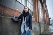 Lea Zimmermann vor einem der früheren Saurer-Werk-Gebäude. (Bild: Reto Martin)