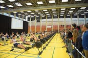Fast hautnah können die Fans den Ruderern bei der Arbeit zuschauen. (Bild: Maria Schmid (Zug, 26. Januar 2019)