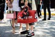 Kundinnen mit Supreme-Accessoires in Paris. (Bild: Claudio Lavenia/Getty (Paris, 21. Juni 2018))