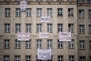 Bewohner eines Wohnblocks in der Karl-Marx-Allee in Berlin äussern ihren Unmut gegenüber der Immobilienfirma «Deutsche Wohnen». (Bild: Clemens Bilan/EPA; 25. November 2018)