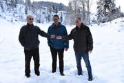 Markus Wortmann (rechts) übernimmt von Heinrich Schiess (links) die Projektverantwortung für das Landschaftskonzept Neckertal. Bildmitte: Toni Hässig, Präsident der Projektleitungsgruppe. (Bild: Urs M. Hemm)