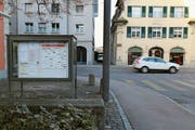 Anzeigen in kommunalen Schaukästen – wie im Bild vor dem Rathaus Rorschach – sind in der digitalisierten Zukunft nicht ausgeschlossen. (Bild: Sandro Büchler)