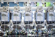 Eichung von Industrie-Stromzählern bei Landis+Gyr, dem Zuger Unternehmen für Energiemanagement und Messtechniken. (Bild: Gaetan Bally/Keystone, 2. Oktober 2017)