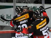 Berner Torjubel nach dem 3:2-Siegtor gegen Ambri-Piotta durch Andrew Ebbett (mit dem Rücken zum Plexiglas) (Bild: KEYSTONE/ANTHONY ANEX)