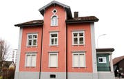 Das ehemalige Bankgebäude an der Henauerstrasse 20 in Niederuzwil. (Bild: Philipp Stutz)