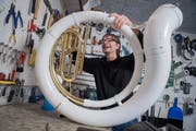 Für die Fasnacht bringt er jedes Instrument wieder in Schuss: Heinz Meyer vom Altishofer Schlagzeugshop Glanzmann. (Bild: Boris Bürgisser, 25. Januar 2019)