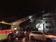 Feuerwehreinsatz im zürcherischen Opfikon: Ein Brand zerstörte mehrere Wohnungen in einem Mehrfamilienhaus. (Bild: Schutz & Rettung Zürich)