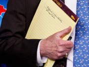 «5000 Soldaten nach Kolumbien»: US-Sicherheitsberater John Bolton sorgt mit einer Notiz bei einer Pressekonferenz in Washington für Spekulationen. (Bild: KEYSTONE/AP/EVAN VUCCI)