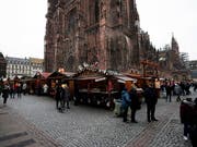 Weihnachtsmarkt in Strassburg. Nun sind weitere Verdächtige festgenommen worden. (Bild: KEYSTONE/EPA/RONALD WITTEK)
