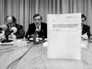 Mitglieder der Parlamentarischen Untersuchungskommission (PUK) zur geheimen Widerstandsorganisation P-26 geben am 24. November 1990 eine Pressekonferenz. Die P-26 beschäftigt die Politik auch heute noch. (Bild: KEYSTONE/STR)