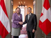 Aussenminister Ignazio Cassis hat am Dienstag die österreichische Aussenministerin Karin Kneissl im Von-Wattenwyl-Haus in Bern empfangen. (Bild: KEYSTONE/ANTHONY ANEX)