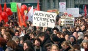 Rund 15 000 Personen demonstrieren 2003 in Bern gegen die Untervertretung der Frauen im Bundesrat. (KEYS/Edi Engeler)