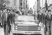 Mithilfe der CIA an die Macht geputscht: Chiles Ex-Diktator Augusto Pinochet bei einer Parade. (Santiago Llanquin/AP, Santiago, 18. September 1982)