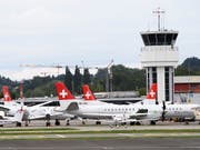 Die gegroundeten Flugzeuge von SkyWork Airlines am 30. August 2018 auf dem Flughafen Bern. (Bild: KEYSTONE/ANTHONY ANEX)