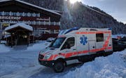 Eine Ambulanz steht beim Hallenbad Minster in Unteriberg bereit. (Bild: Geri Holdener/ Bote der Urschweiz)