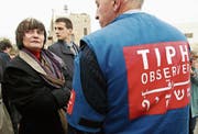 Bundesrätin Micheline Calmy-Rey war 2005 zu Besuch bei der Beobachtermission in Hebron. (Bild: Monika Flückiger/Keystone (4. Februar 2005))