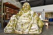 Marianne Weiss freut sich riesig: Der im Winterthurer Lindengutpark ausgesetzte Buddha steht nun im Schrofen in der Halle der Firma Nicrom, wo er zuerst austrocknet und dann restauriert wird. (Bild: Manuel Nagel)