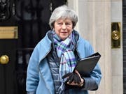 Die britische Premierministerin Theresa May hat das Parlament in London um ein Mandat für Nachverhandlungen zum Brexit-Abkommen gebeten. (Bild: KEYSTONE/EPA/NEIL HALL)