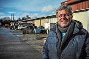 Mitten in der Geschäftsaufgabe: Gemeindepräsident Fritz Locher auf dem Areal seines Fahrzeug- und Ersatzteilhandels. (Bild: Olaf Kühne)