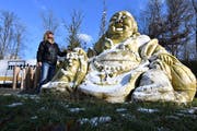 Vor dem Abtransport schaut sich Marianne Weiss in der Winterthurer Stadtgärtnerei ihren Buddha nochmals an. Gleich wird er in seine fünf Einzelteile zerlegt. (Bild: Manuel Nagel)