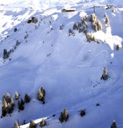 Der Lawinenhang unterhalb des Sessellifts. (Bild: Kapo Schwyz)