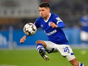 Schalkes Alessandro Schöpf muss sich gedulden, bis er wieder dem Ball nachjagen kann (Bild: KEYSTONE/AP/MARTIN MEISSNER)
