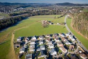 Nicht im Sinne der Initianten: Flache Einfamilienhäuser am Ortsrand. (Bild: Benjamin Manser; Sonnental, 19. Februar 2017)
