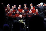 Der Männerchor Hünenberg beim Laetare-Konzert mit den Männerchören Zug und Cham im März 2018 im Casino Zug. (Bild: Werner Schelbert)