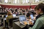 Die grosse Mehrheit der Kantonsräte und Kantonsrätinnen arbeitet bereits an ihren Laptops. (Bild: Nadia Schärli (Luzern, 28. Januar 2019))