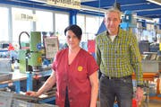 Manuela Negri und Hans Bänziger arbeiten in der Detailmontage. (Bild: Mario Testa)